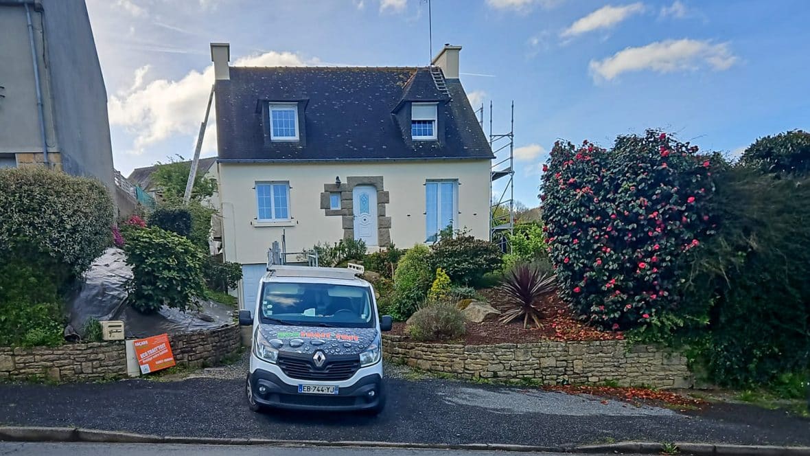RAVALEMENT-DE-FACADE-ECO-TRAIT-TOIT-FINISTERE-NORD-LANDERNEAU-PENDANT