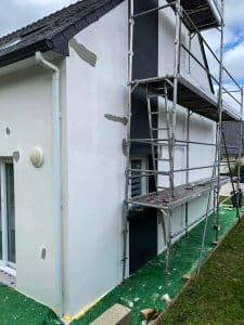 Rebouchage des fissures avant rénovation de la façade réalisée par Ecotrait'toit à brest
