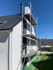 Echafaudage pour repeindre la façade réalisée par Ecotrait'toit à brest
